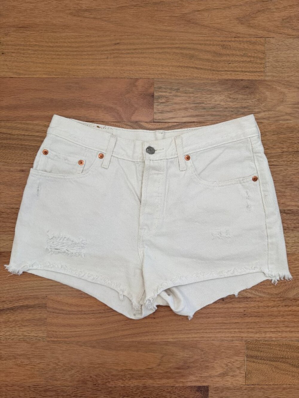 Levi's 501 Original Fit High Rise Women's Denim Shorts in a white wash - US 28